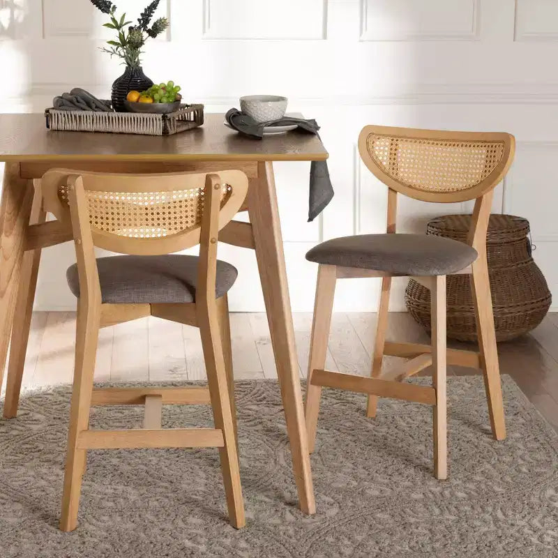Tabourets de bar hauteur comptoir Dannell en tissu et bois Gris/Chêne naturel/Marron clair : Revêtement en polyester, Structure en bois d'hévéa