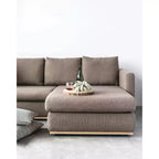 Canapé avec méridienne beige : Moderne en forme de L, interchangeable, bordure en bois, brun champignon