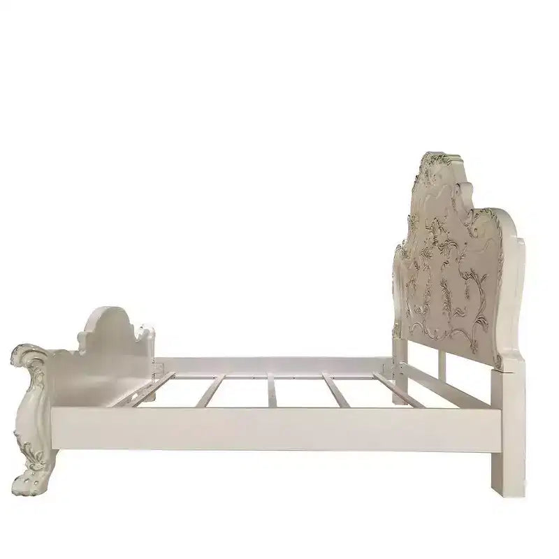 Grand lit Queen de 91" Dresde, design sculpté traditionnel et pieds griffes